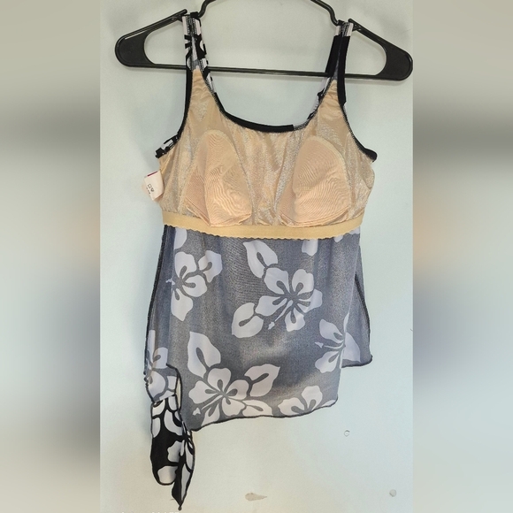 Maxine of Hollywood Black and White Sleeveless Fitted Tank - Picture 3 of 7